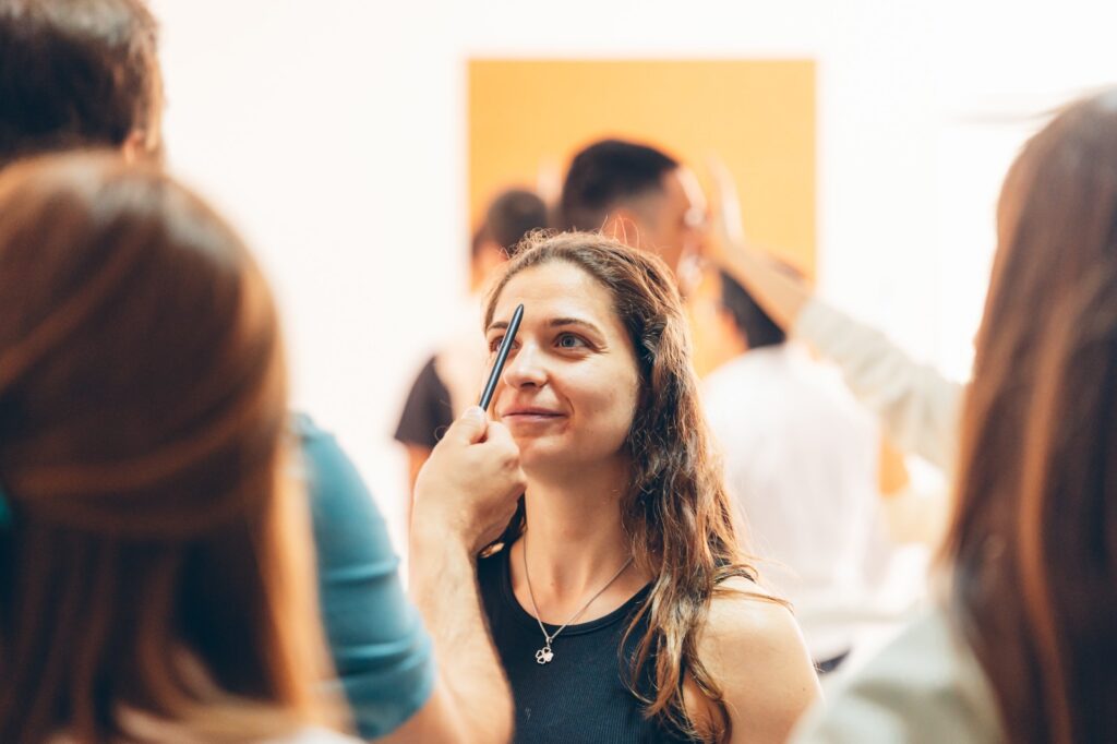 A postura não começa na coluna — começa no sistema visual. O Neuroposture é uma formação presencial de 20 horas que lhe mostra, passo a passo, como integrar o sistema oculomotor na avaliação e intervenção do movimento humano. Aprenda protocolos práticos e seguros, baseados em neurociência, para medir melhor, intervir com precisão e alcançar resultados consistentes em dor, equilíbrio e performance.