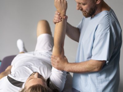 A recuperação de um atleta não depende apenas da técnica utilizada. Depende da capacidade do profissional compreender o mecanismo da lesão, interpretar corretamente os sinais clínicos e tomar decisões adequadas em cada fase da reabilitação. Este curso foi desenvolvido para fisioterapeutas que pretendem evoluir do tratamento baseado em protocolos para uma intervenção baseada em raciocínio clínico. Ao longo da formação irá trabalhar casos reais, aprender a integrar diferentes ferramentas de avaliação e compreender como construir planos terapêuticos adaptados às exigências de cada modalidade desportiva.
